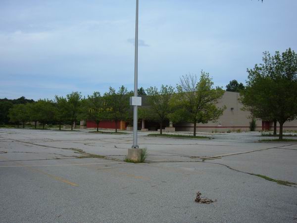 Elmwood Plaza 8 Theatres - Summer 2006 From Ryan Lindquist (newer photo)